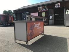 Barelement mit Aufsatz
Abm. ca. 2.000 x 700 x 900 mm (B x T x H)
Festmaterial kann nur mit gültiger Reservation bezogen werden.