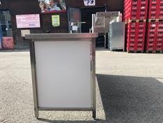 Barelement mit Aufsatz
Abm. ca. 2.000 x 700 x 900 mm (B x T x H)
Festmaterial kann nur mit gültiger Reservation bezogen werden.